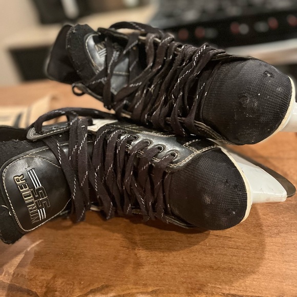 CCM Other - Mens size 10 hockey skate - some wear